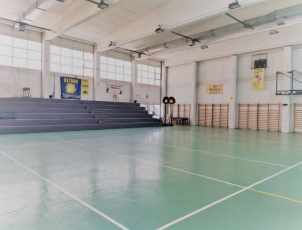 Palestra con campo da pallavolo